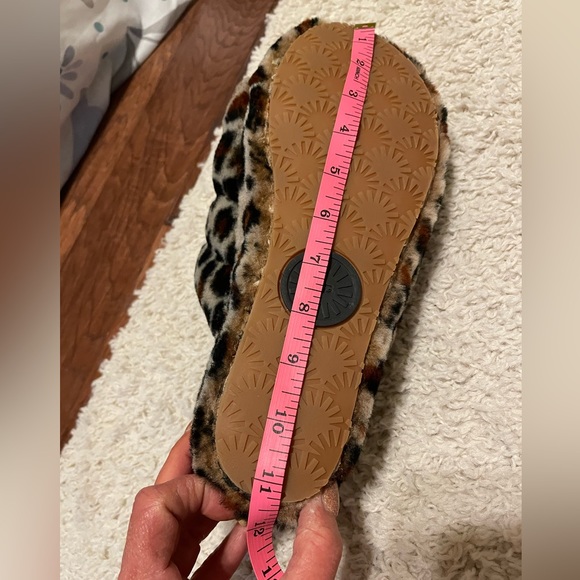 UGG Fluff Yeah in Leopard Print - Picture 3 of 7